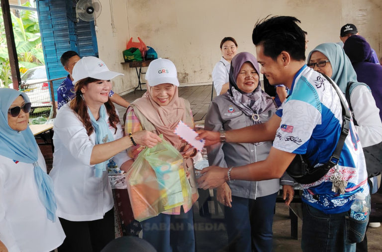Wanita GRS serah sumbangan mangsa kebakaran Kg Tanjung Aru Baru