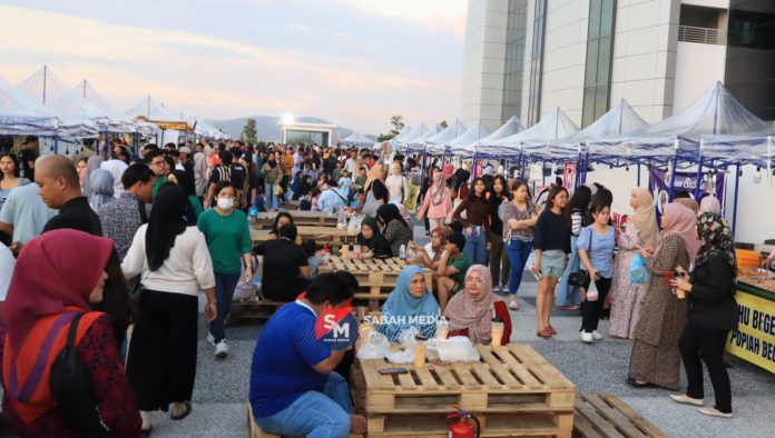 Pengunjung orang ramai pasar malam peniaga