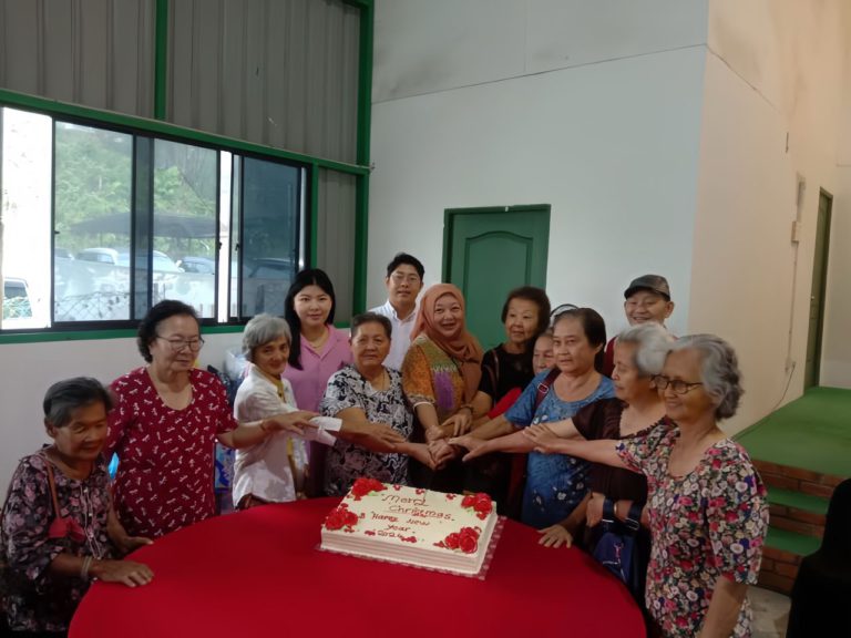 100 warga emas diraikan sempena Hari Natal