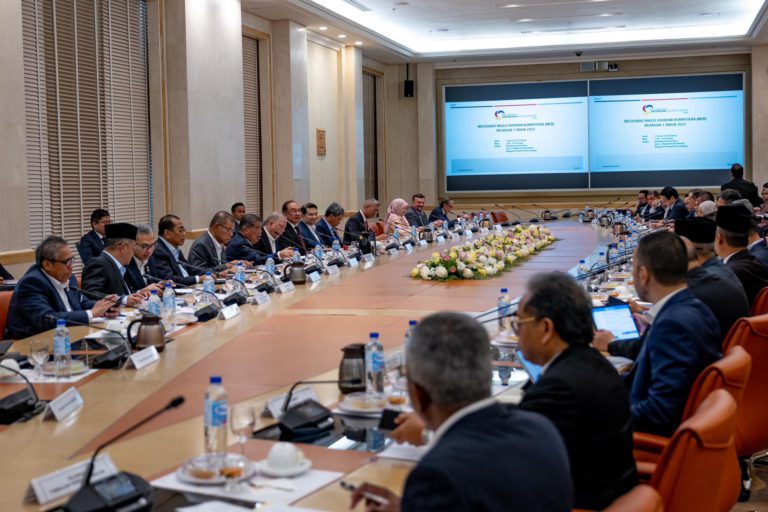 PM Anwar Ibrahim Tegaskan Kepentingan Pemerkasaan Ekonomi Bumiputera dalam Mesyuarat MEB 2025