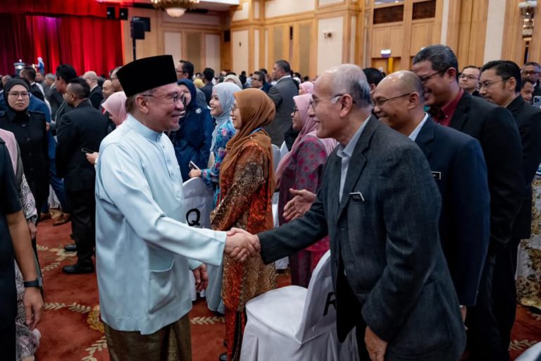 Penjawat awam muda perlu diberi latihan, pendedahan bidang teknikal – PM Anwar