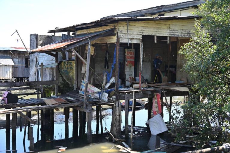 DBKK roboh tiga rumah setinggan di Sembulan Tengah
