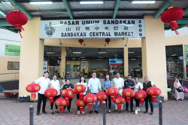 Pasang tanglung, ceriakan suasana Pasar Umum Sandakan