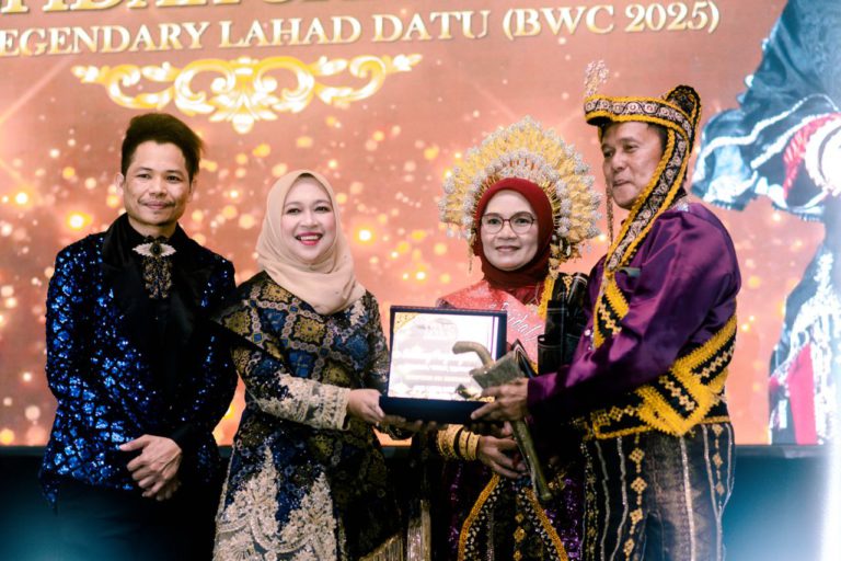 Tampilkan rekaan baju perkahwinan etnik Sabah