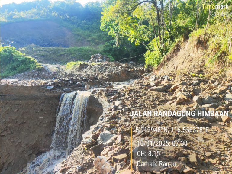 Tanah Runtuh di Jalan Randagong Himbaan Ranau