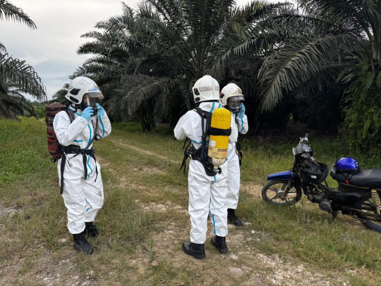 9 pekerja ladang dikejar ke hospital, alami pening, muntah terhidu racun serangga