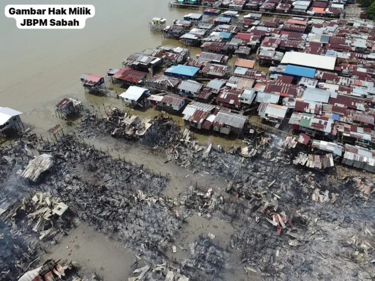 60 rumah atas air di Tawau musnah terbakar