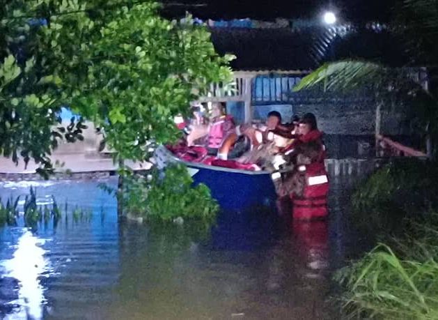 Bomba bantu pindahkan 58 mangsa terjejas banjir