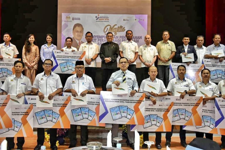 1,833 kit peranti diagihkan menerusi Program Anak Kita SPM 2025