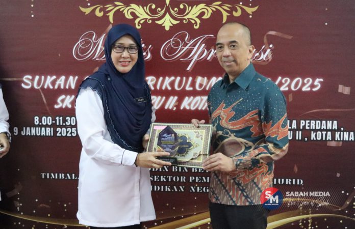 Siti Noorsiah menyampaikan anugerah khas kepada Mohd Arif pada majlis itu