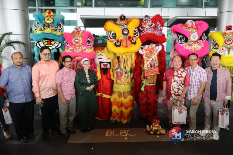 ‘Singa menari’ di KKIA, sambut ketibaan pelancong sempena Tahun Baru Cina