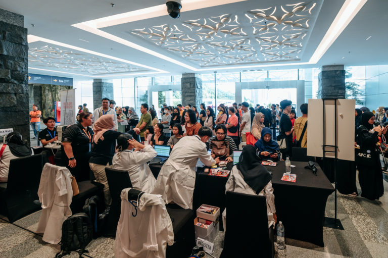 Warga emas, pelajar antara penerima kaca mata percuma