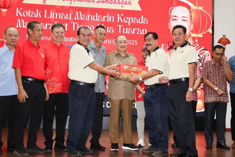 Hajiji serah sumbangan limau mandarin sempena Tahun Baharu Cina