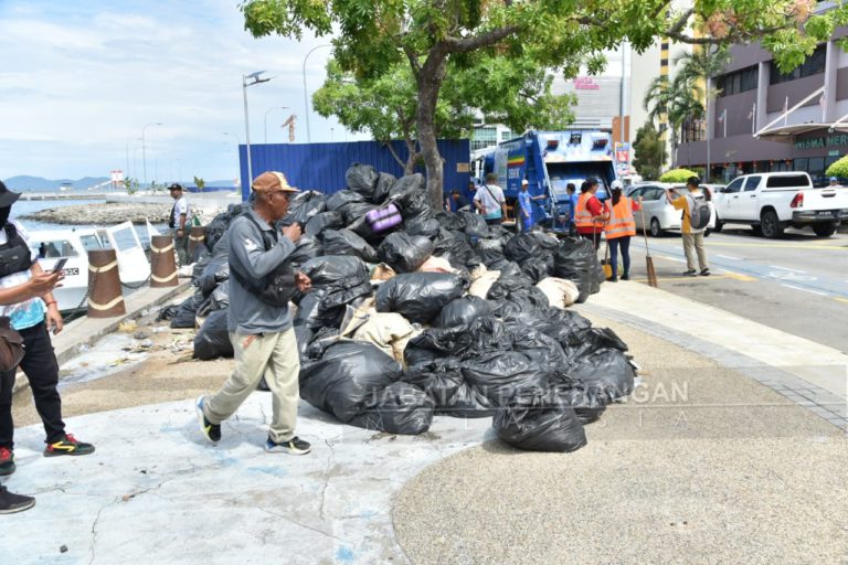 100 tan sampah dilupuskan sempena ‘KK Cleanup Day 1.0’