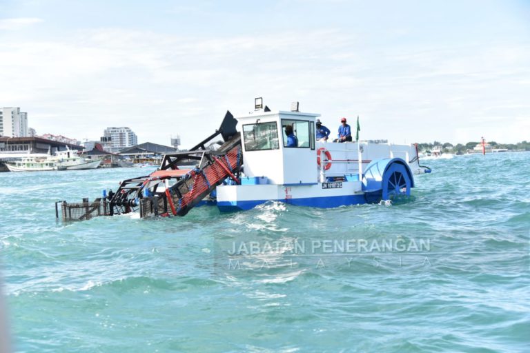‘Skimmer Boat’ inisiatif DBKK laksana pembersihan sampah di laut