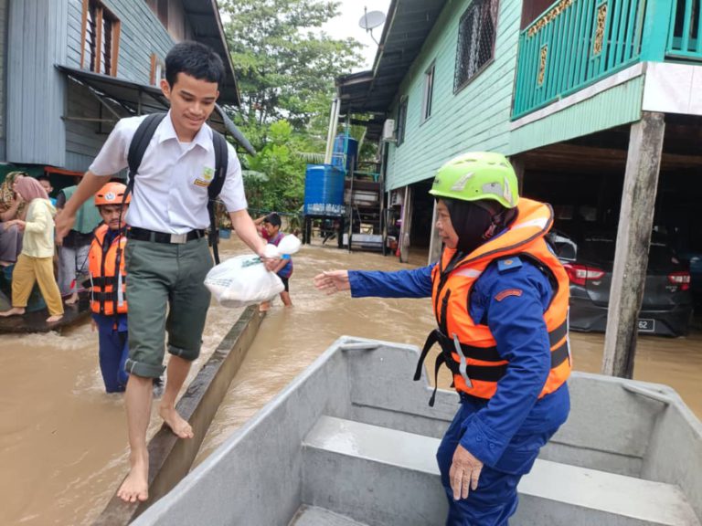 APM Sandakan bantu keluarkan calon SPM terperangkap banjir