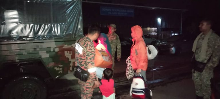 Bomba bantu pindahkan 18 mangsa terjejas banjir di Beaufort