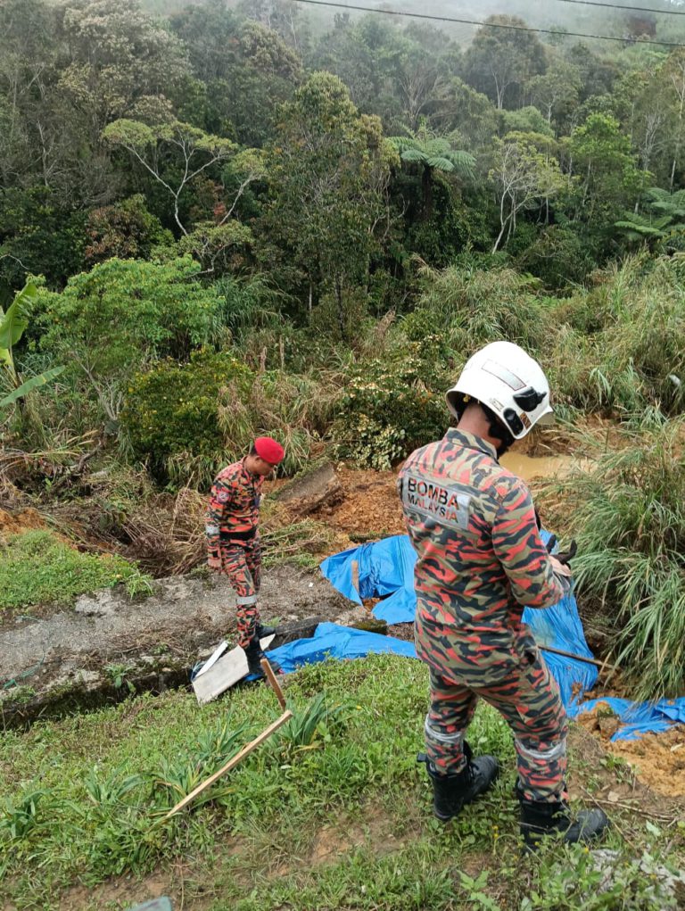 Tanah runtuh berhampiran Pejabat KPD Mesilau