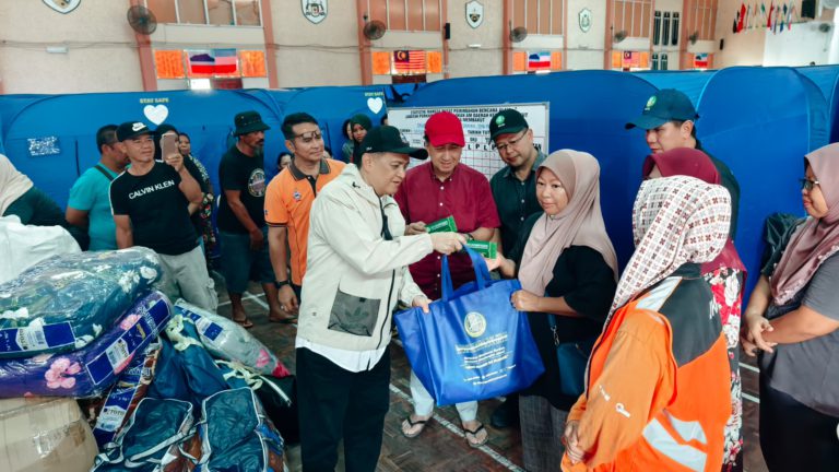 MUIS serah sumbangan kepada mangsa terjejas banjir di Membakut, Beaufort