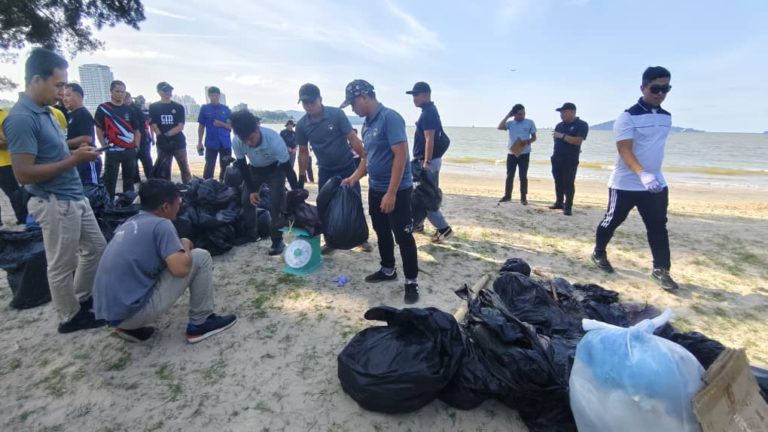 511 kilogram sampah berjaya dikutip di pantai Tanjung Lipat