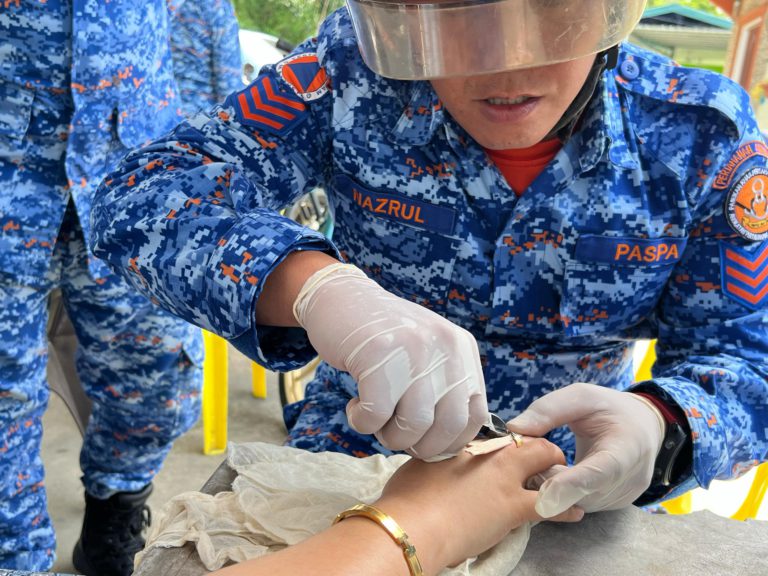 Wanita tahan sakit cincin tersekat di jari hampir lima jam