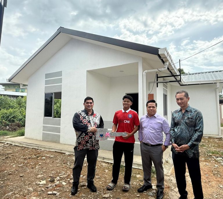 Shahelmey serah Rumah Mesra SMJ dan RSRS serta perasmian surau Al-Amal di Parlimen Putatan