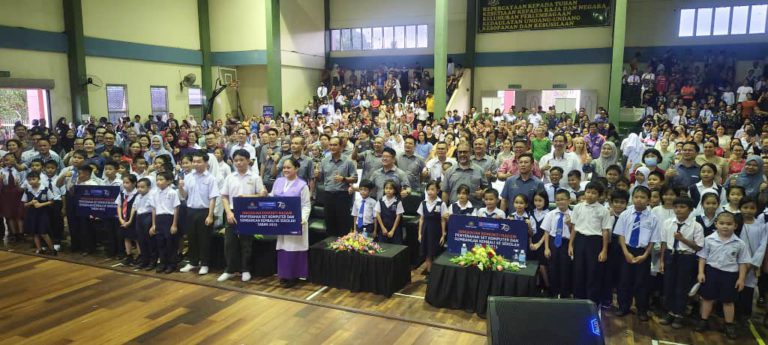 1,440 pelajar dari Penampang & Kota Belud terima sumbangan dari Bank Rakyat