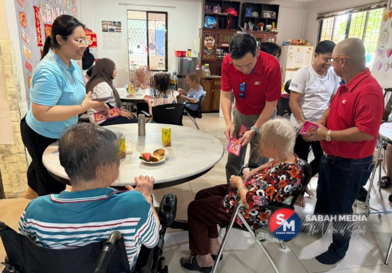F&N santuni warga emas di Comfort Aged Care Centre sempena Tahun Baharu Cina