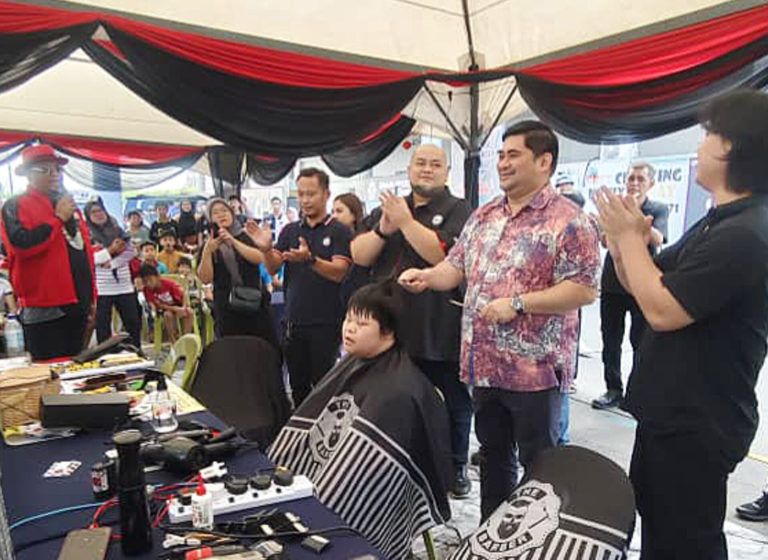 Lebih 100 kanak-kanak dapat khidmat gunting rambut percuma di Putatan
