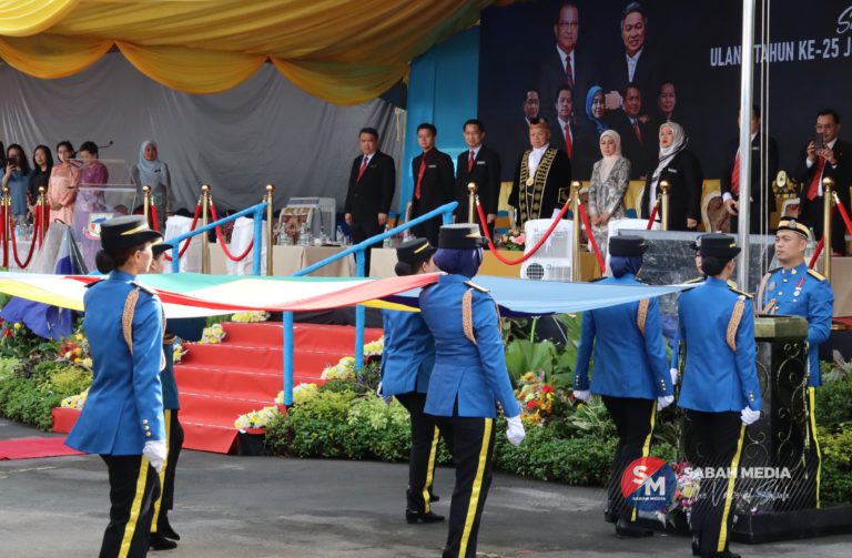 Lebih 2,000 kakitangan DBKK hadir upacara naik bendera sempena sambutan Jubli Perak