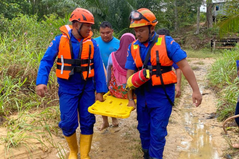 APM bantu hantar wanita lumpuh terjejas banjir ke hospital