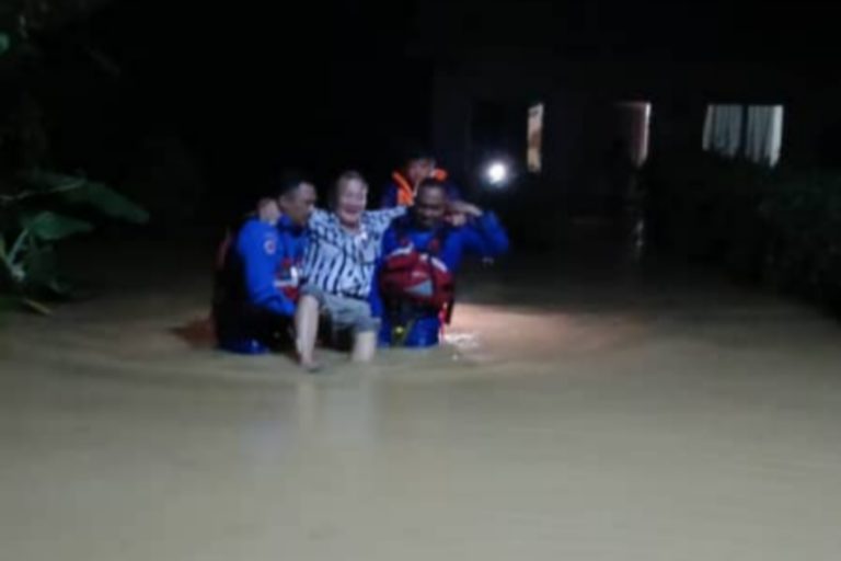 Warga emas baru jalani pembedahan dibantu berpindah ke PPS