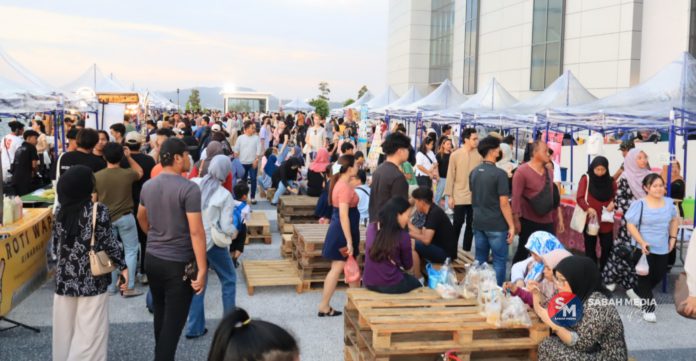 Orang ramai membeli jualan