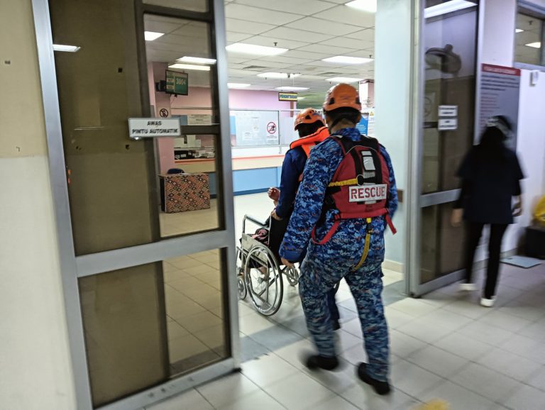 Wanita cedera dipatuk ular ketika redah banjir