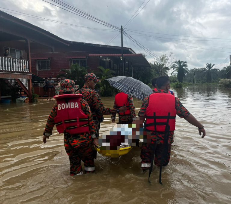 Bomba selamatkan wanita OKU terperangkap banjir