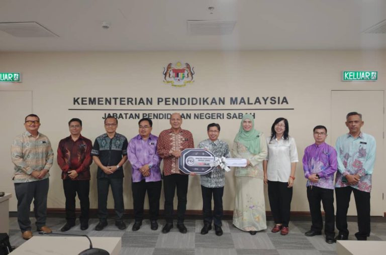 KPM serah bas kepada enam buah sekolah menengah di Sabah