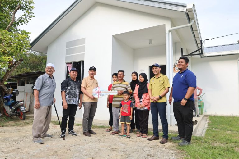 Tiga penerima rumah mesra SMJ sambut Ramadan dirumah baharu