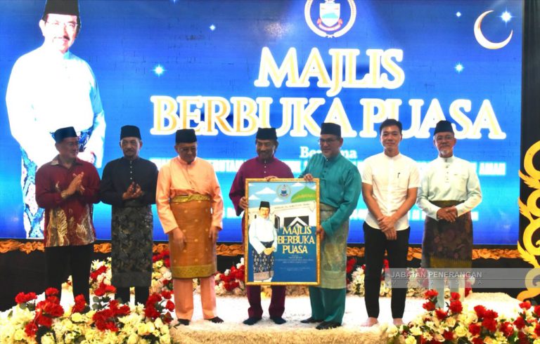 Tun Musa berbuka puasa, terawih dengan 5,000 jemaah
