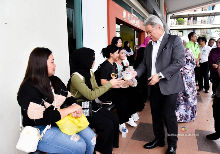500 pek bubur lambuk diagihkan di KK Sentral