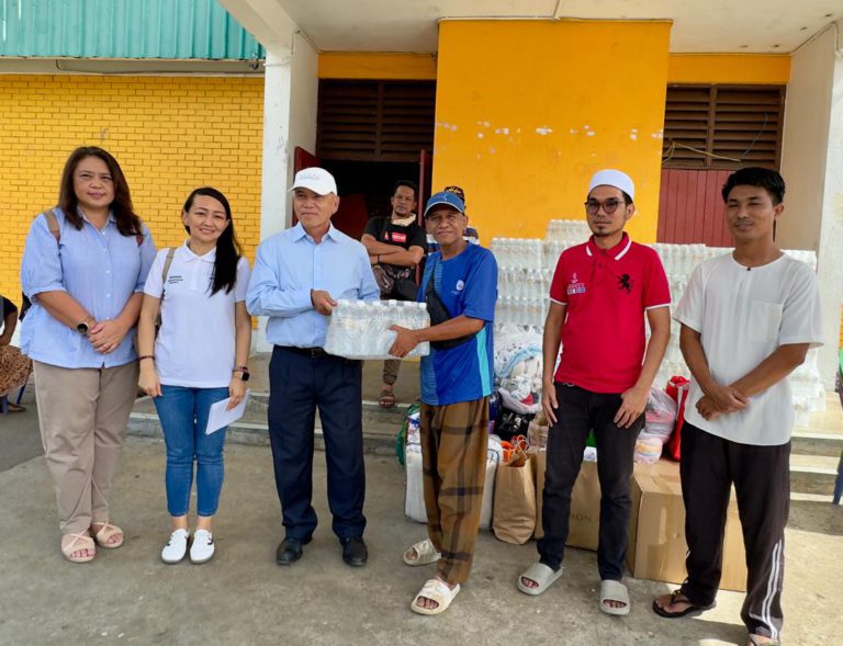 Mangsa kebakaran Kampung Cempaka Likas terima sumbangan air minuman