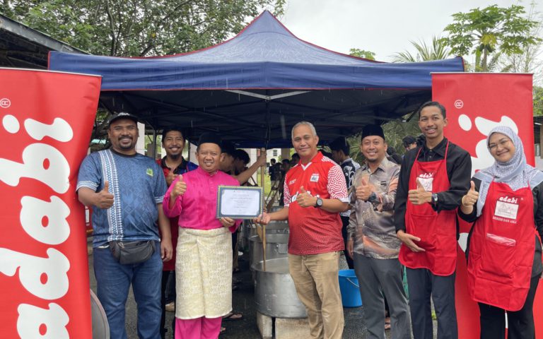 2,000 bungkusan bubuk lambuk diagih kepada penduduk sekitar Sepanggar