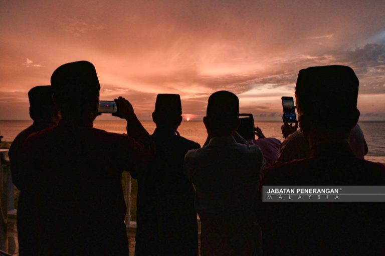 Umat Islam di Malaysia sambut Aidilfitri esok