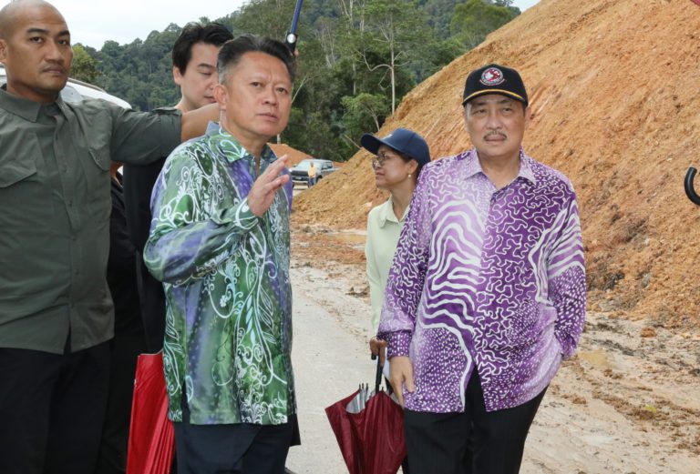 Hajiji tinjau lokasi kejadian tanah runtuh di Jalan Kimanis-Keningau