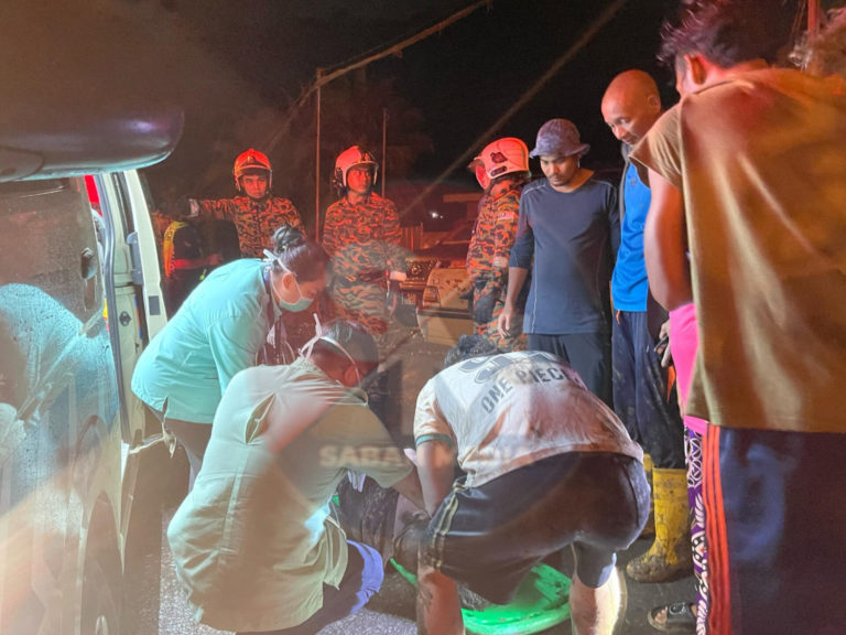 Wanita maut tertimbus dalam kejadian tanah runtuh di Kg Lok Bonu