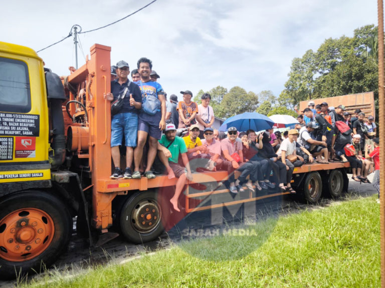 Banjir semakin buruk: Ketua kampung pinjam lori treler bawa penduduk beli keperluan