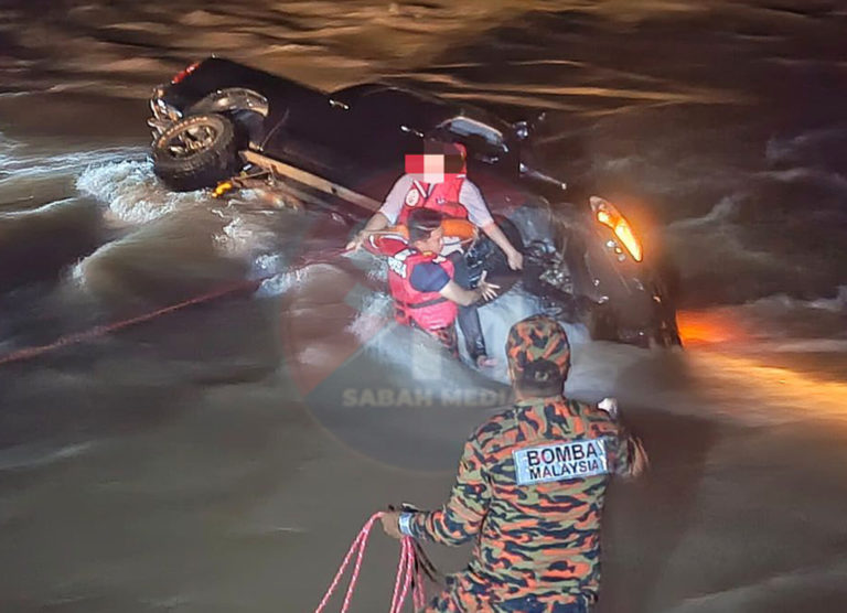Dua lelaki selamat selepas kenderaan hanyut dibawa arus deras