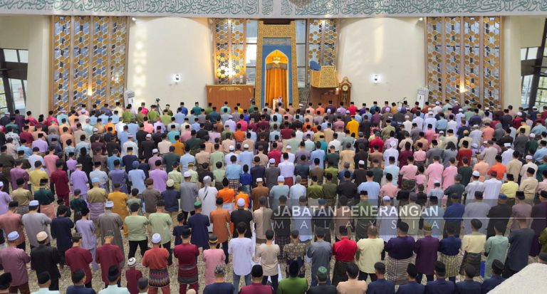Tun Musa, Hajiji tunai solat sunat Aidilfitri di Masjid Negeri