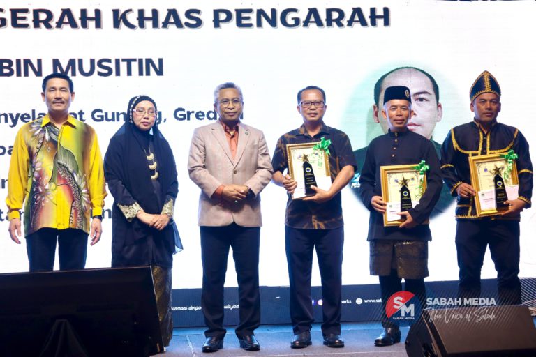 Tiga pegawai TTS berjaya tawan Gunung Kilimanjaro