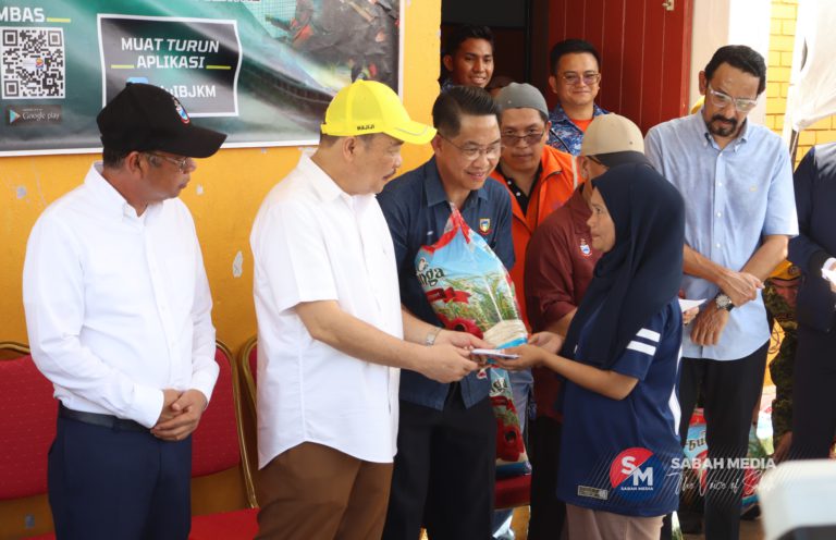 Hajiji santuni mangsa kebakaran di Likas, serah sumbangan kewangan