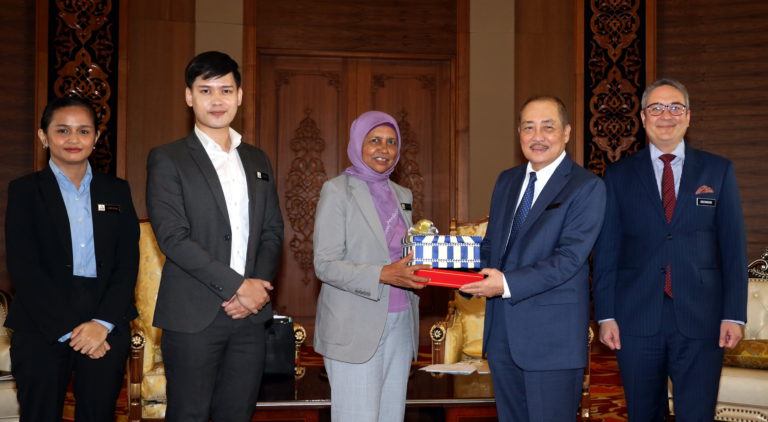 Hajiji terima taklimat laporan Isu Identiti di Sabah dari Suhakam